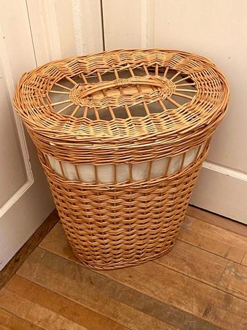 Rieten 'rechthoekig'/ovale  wasmand met katoenen binnenzak beschikbaar voor biedingen