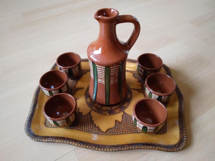 Sterke drank serviesje met dienblad, Huis en Inrichting, Keuken | Servies, Nieuw, Compleet servies, Overige stijlen, Aardewerk
