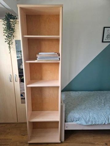 Mooie boekenkast met 2 lades beschikbaar voor biedingen