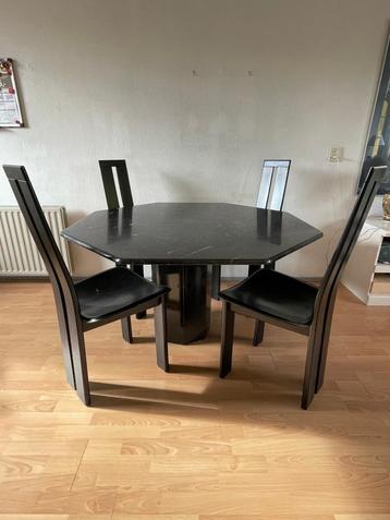 Eettafel met 4 stoelen beschikbaar voor biedingen