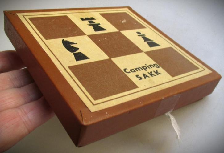 Schaakset~Schaakspel Sakk~Hongaarse reisversie jrn 60, Hobby en Vrije tijd, Denksport en Puzzels, Zo goed als nieuw, Schaken, Minder dan 500 stukjes
