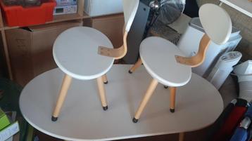 Kinderopvang houten meubels SCHILTE 2 tafels ovaal 2 stoelen beschikbaar voor biedingen