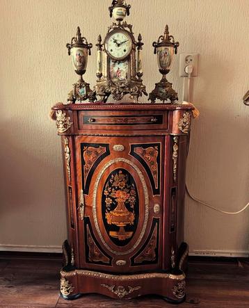 Prachtige antieke kast met ingelegde bronz beschikbaar voor biedingen