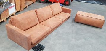 Ruime 4zits bank. Eventueel met hocker.  beschikbaar voor biedingen