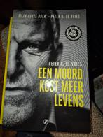 Een Moord Kost Meer Levens - Peter R. de Vries, Boeken, Detectives, Ophalen of Verzenden, Gelezen, Peter R. de Vries