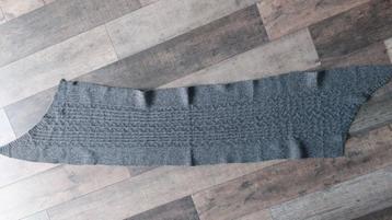 Grijze gebreide sjaal in prima staat beschikbaar voor biedingen