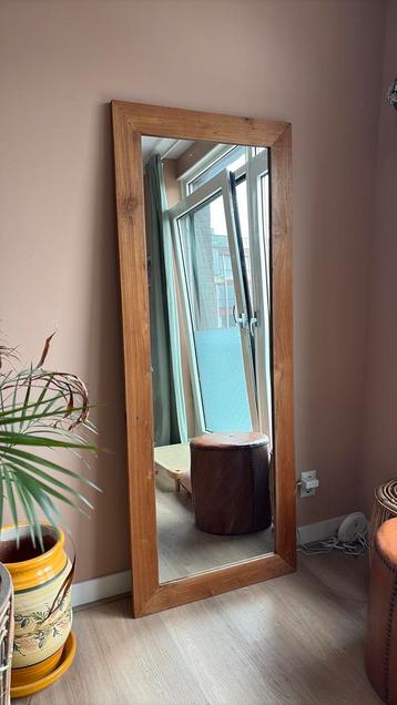 Houten spiegel beschikbaar voor biedingen