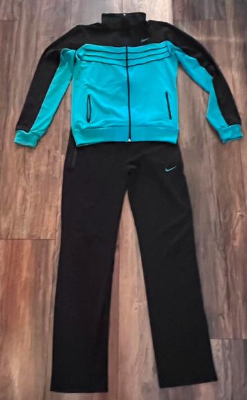 Dames Nike pak. Zo goed als nieuw. Maat XL beschikbaar voor biedingen