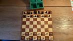 Compleet schaakbord met gelakte schaakstukken, Hobby en Vrije tijd, Gezelschapsspellen | Bordspellen, Ophalen of Verzenden, Gebruikt