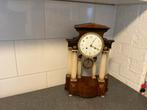 Antieke pendule met marmeren zuilen, Ophalen of Verzenden