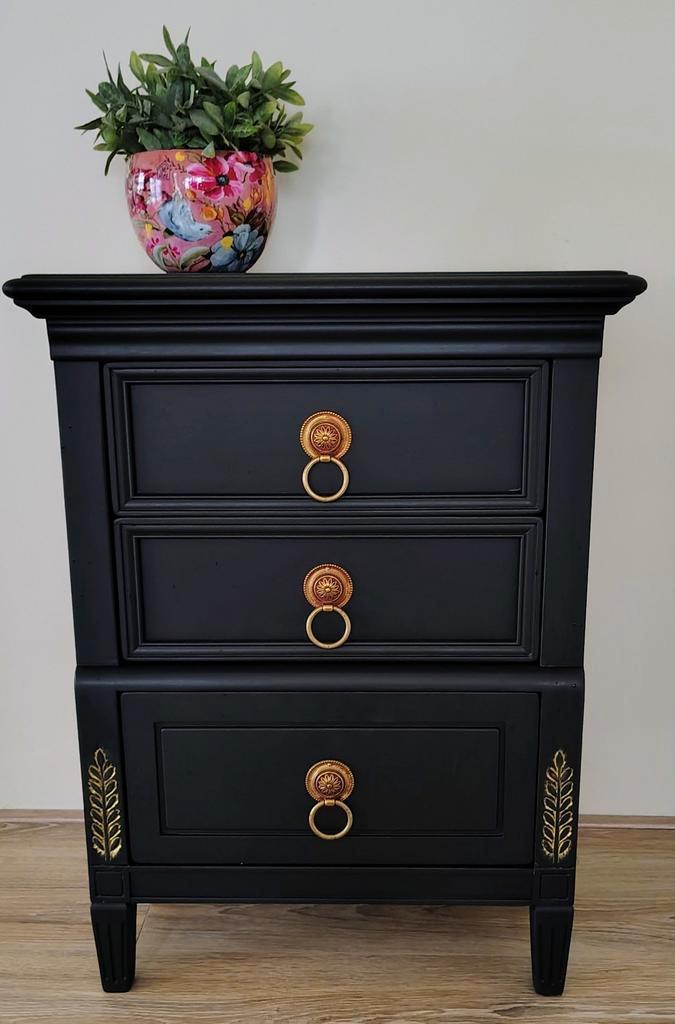 Chique zwart ladenkastje met bloemenprint in de lades, Huis en Inrichting, Kasten | Ladekasten, Zo goed als nieuw, Minder dan 100 cm