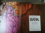 Batik - moderne toepassingen traditionele techniek (1977), Ophalen of Verzenden, Gelezen, Overige onderwerpen