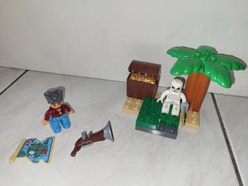 Duplo piraat en skelet beschikbaar voor biedingen