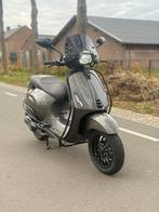 Vespa Sprint 2022!  Porsche Agaatgrijs! Brom! NIEUWSTAAT, Fietsen en Brommers, Scooters | Vespa, Overige modellen, Ophalen of Verzenden