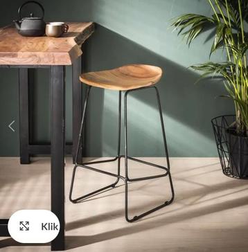 1 de laatste barkruk van Acasia hout en stalen onderstel. beschikbaar voor biedingen