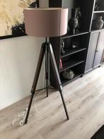 Staande lamp 3 poot taupe kleur kap 43 cm verstelbare hoogt, Huis en Inrichting, Lampen | Vloerlampen, Metaal, 150 tot 200 cm