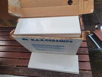 witte wandtegels 10 bij 30 cm beschikbaar voor biedingen