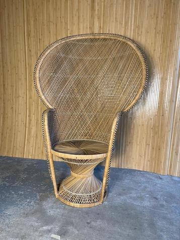 Vintage Rattan Pauwenstoel 'Emmanuelle' beschikbaar voor biedingen