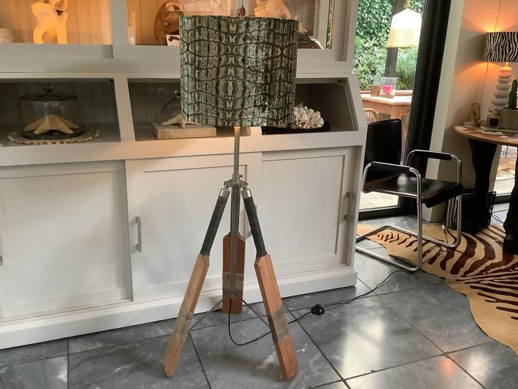 Cricket Bat Vloerlamp Riviera Maison, Huis en Inrichting, Lampen | Vloerlampen, Zo goed als nieuw, 100 tot 150 cm, Hout, Ophalen