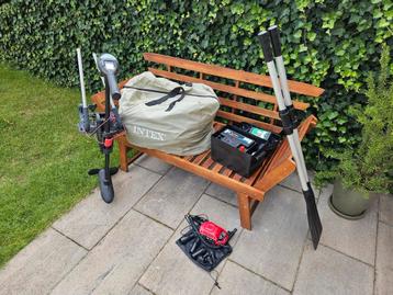 Intex Excursion 5 Opblaasboot met buitenboordmotor en accu beschikbaar voor biedingen