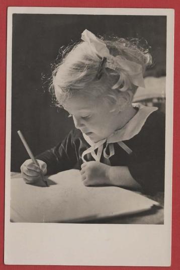 Kinderen - Meisje aan het tekenen of schrijven - Ong beschikbaar voor biedingen