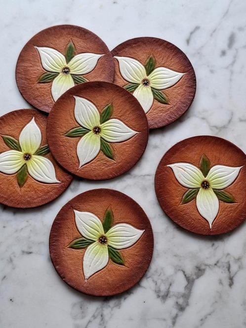 Vintage leren onderzetters met bloem, Antiek en Kunst, Curiosa en Brocante, Verzenden