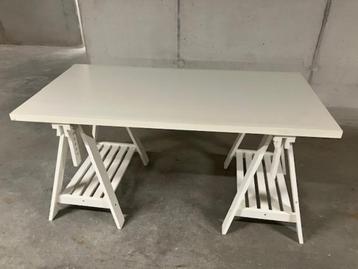 IKEA bureau op schragen (2xFinnvard + Linnmon) beschikbaar voor biedingen