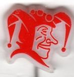 Speldje CARNAVAL NAR ROOD (A5)  KIJK OOK EENS NAAR MIJN MEER, Verzamelen, Speldjes, Pins en Buttons, Verzenden, Gebruikt, Overige onderwerpen