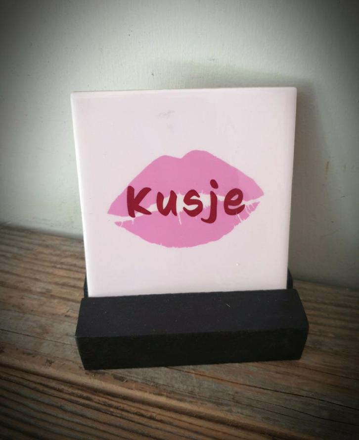 Tekst tegel "Kusje" teksttegel met spreuk, Huis en Inrichting, Woonaccessoires | Tekstborden en Spreuken, Nieuw, Ophalen of Verzenden
