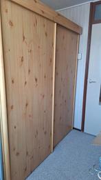 Grenen kleding kast met schuifdeuren en twee hamggedeeltes, Ophalen, 150 tot 200 cm, Zo goed als nieuw, 150 tot 200 cm