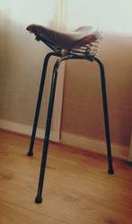 Unieke barkrukje met fietszadel, Gebruikt, Bruin, Ophalen of Verzenden, Metaal