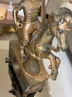Vintage bronsachtig  Klok met Romeinse Soldaat te Paard, Antiek en Kunst, Antiek | Klokken, Ophalen of Verzenden