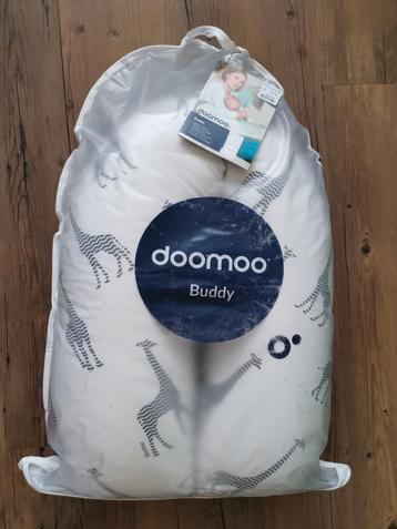 Doomoo voedingskussen "buddy" + 2 dubbelzijdige hoezen  beschikbaar voor biedingen