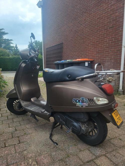 Scooter 50cc, max snelheid 45 km/u.
Start goed, rijdt, remt, Fietsen en Brommers, Scooters | Overige merken, Gebruikt, Ophalen of Verzenden
