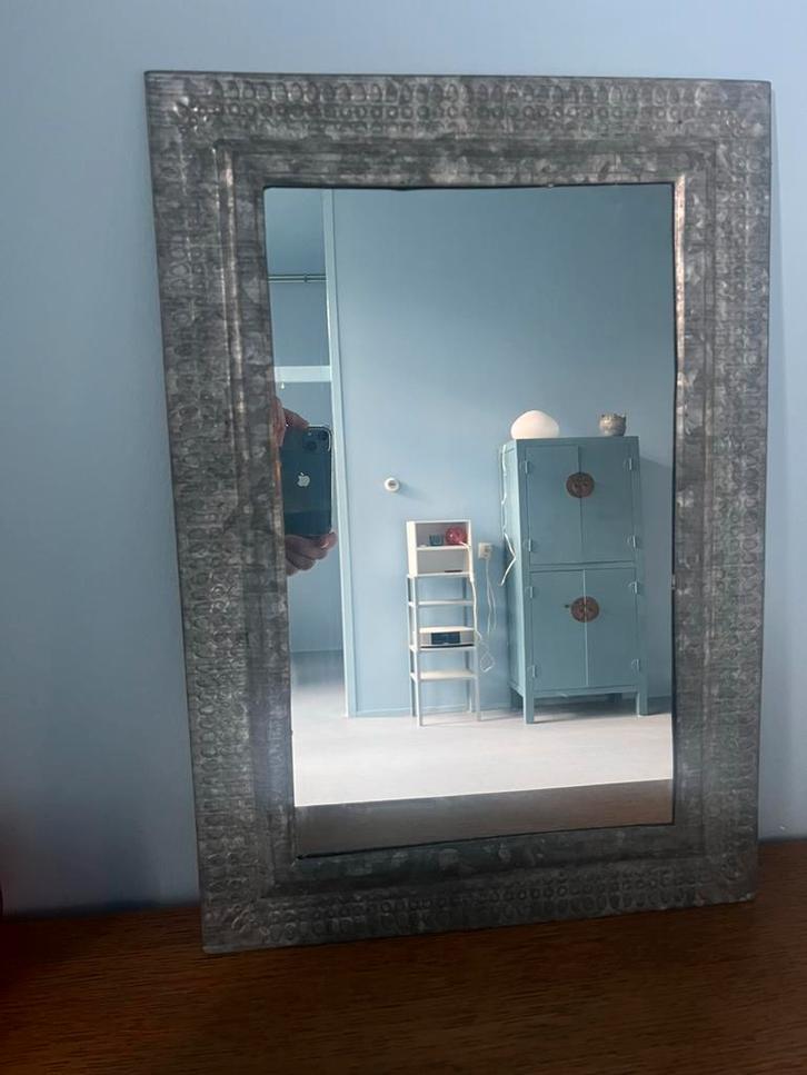 Spiegel met bewerkte zinken rand., Huis en Inrichting, Woonaccessoires | Spiegels, Gebruikt, Minder dan 50 cm, Minder dan 100 cm