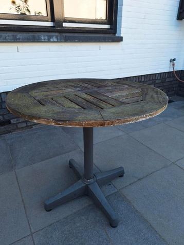 Houten bijzettafel voor buiten beschikbaar voor biedingen