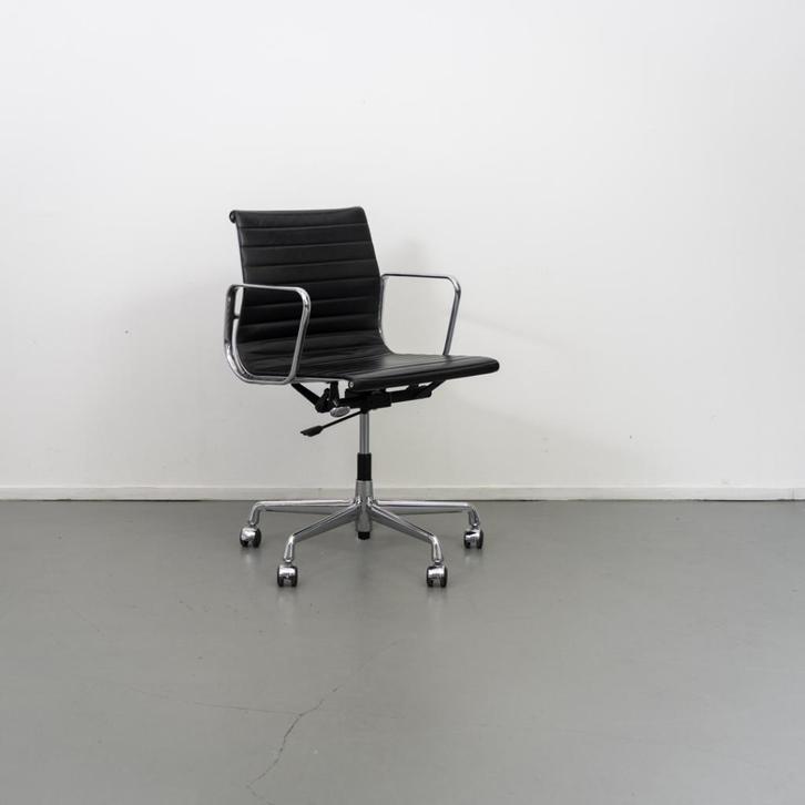 6x Vitra Eames EA 117 Bureaustoel Zwart Leer - Chroom, Huis en Inrichting, Bureaustoelen, Zo goed als nieuw, Bureaustoel, Zwart