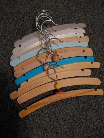 12 Baby Kleerhangers kinderkleding babykleding  beschikbaar voor biedingen
