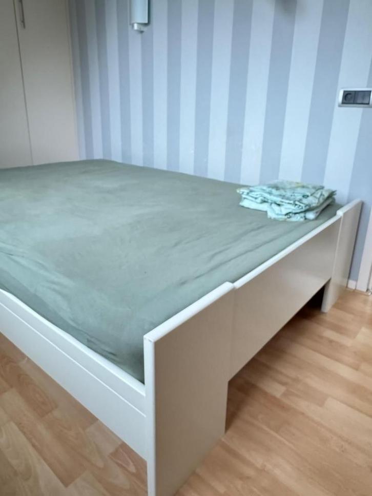 Bed 140x200 incl. lattenbodems en IKEA Hamarvik matras, Huis en Inrichting, Slaapkamer | Bedden, Zo goed als nieuw, Tweepersoons