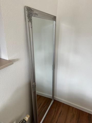 Spiegel beschikbaar voor biedingen