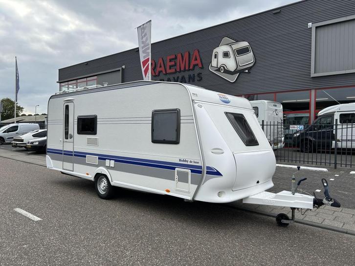 Hobby De Luxe 500 KMFE *VERKOCHT*, Caravans en Kamperen, Caravans, Bedrijf, tot en met 5, 1000 - 1250 kg, Treinzit, Hobby, Dwars-stapelbed