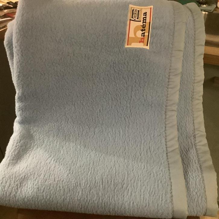 Lichtblauwe Hatema eenpersoonsdeken - 200x140 cm, Huis en Inrichting, Woonaccessoires | Plaids en Woondekens, Zo goed als nieuw