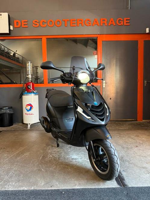 Piaggio Zip Brom 45km E3 2013 FULL SP Matt Black, Fietsen en Brommers, Scooters | Piaggio, Gebruikt, Zip, Maximaal 45 km/u, Benzine