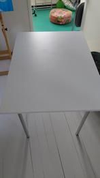 Witte tafel met metalen poten, Ophalen