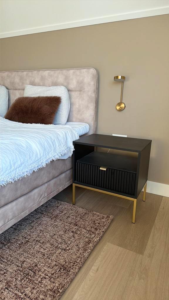 Twee zwarte nachtkastjes met gouden poten, Huis en Inrichting, Slaapkamer | Nachtkastjes, Zo goed als nieuw, 55 tot 70 cm, Ophalen