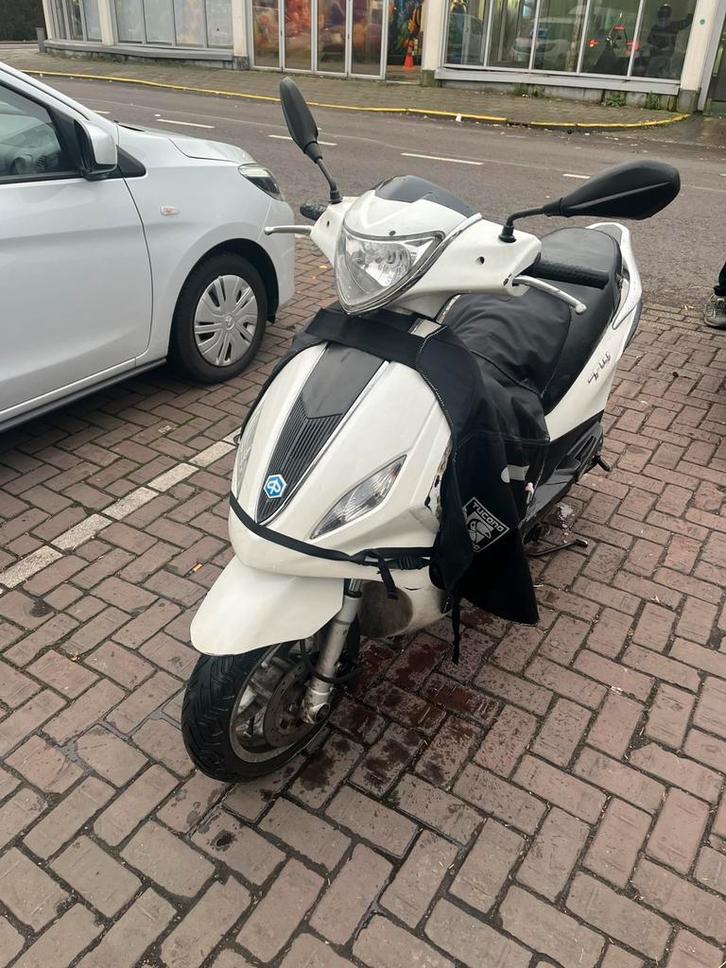 Piaggio fly scooter, Fietsen en Brommers, Snorfietsen en Snorscooters, Zo goed als nieuw, Piaggio, Benzine, Ophalen