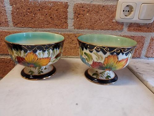 Set van 2 plateel kastkommen met polychroom bloem decor., Antiek en Kunst, Antiek | Keramiek en Aardewerk, Verzenden