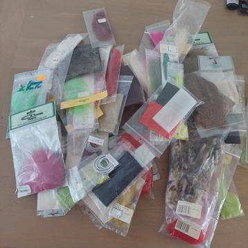 Een doos vol vliegbind materiaal zonder veren. beschikbaar voor biedingen