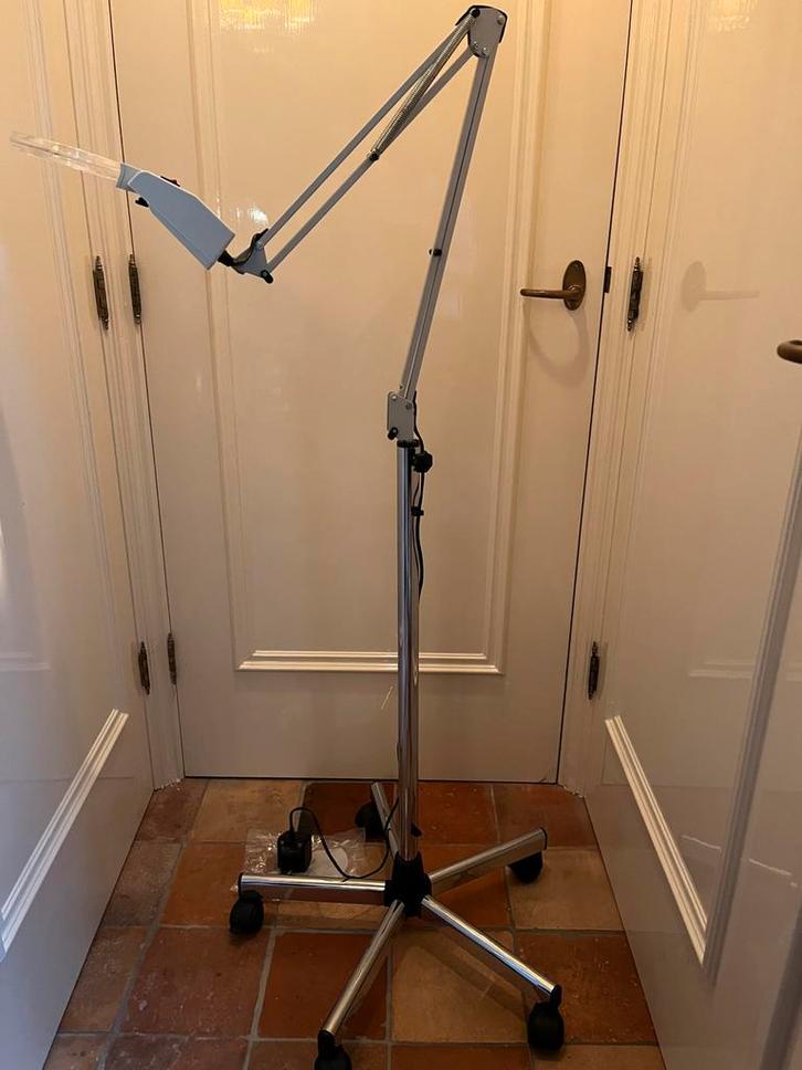 Eschenbach loeplamp vergrootglas op verrijdbare standaard, Hobby en Vrije tijd, Vergrootglazen, Loepen en Loeplampen, Zo goed als nieuw