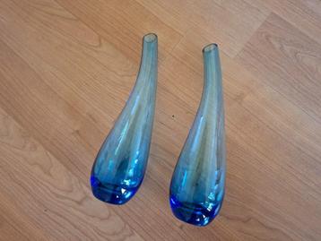 Vintage gebogen blauwe glazen vazen beschikbaar voor biedingen